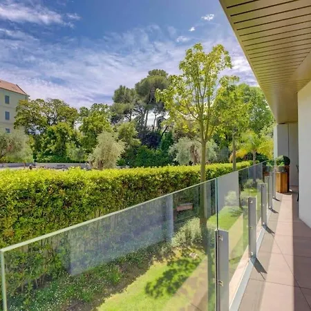 Apartment Stylish 1bdr W/huge Balcony/shared Roof Pool