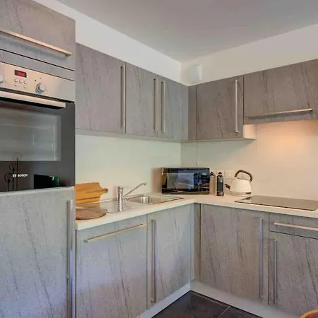 Stylish 1bdr W/huge Balcony/shared Roof Pool Apartment *