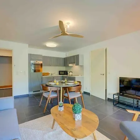 Stylish 1bdr W/huge Balcony/shared Roof Pool Apartment
