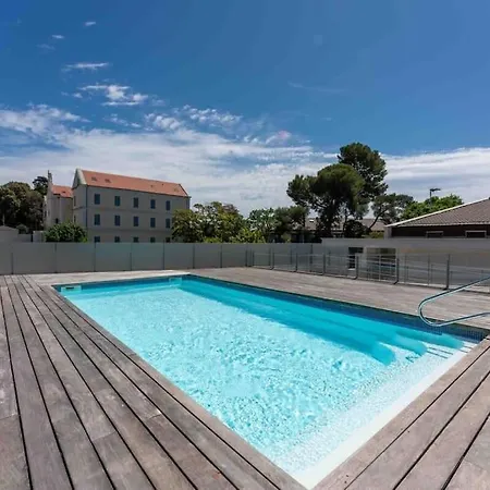 Stylish 1bdr W/huge Balcony/shared Roof Pool *