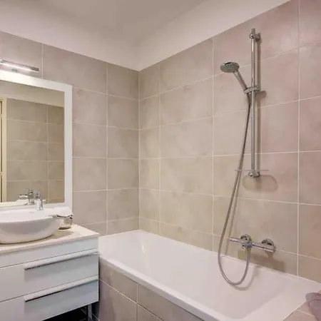 Stylish 1bdr W/huge Balcony/shared Roof Pool Apartment